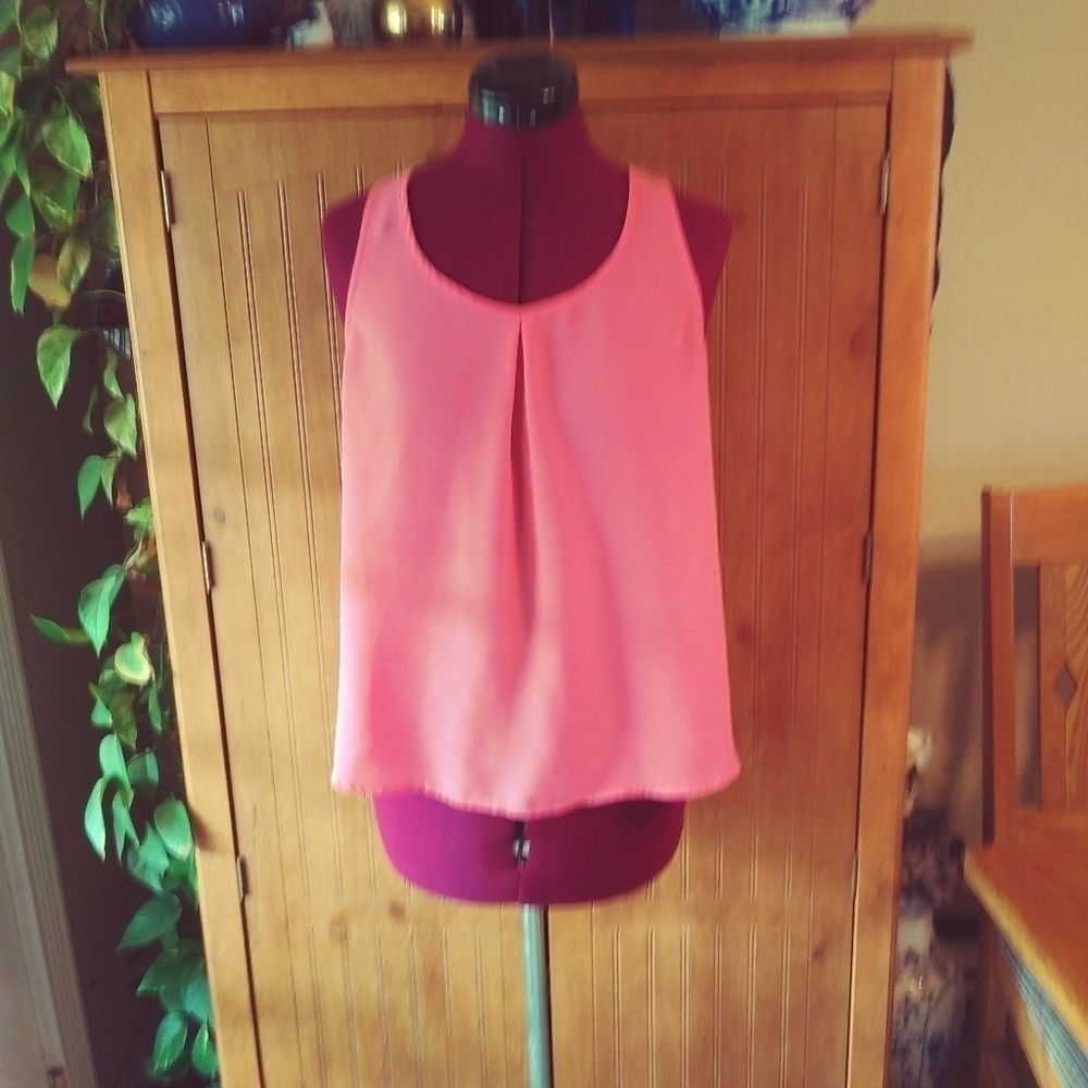 EM Sleeveless HiLo Top